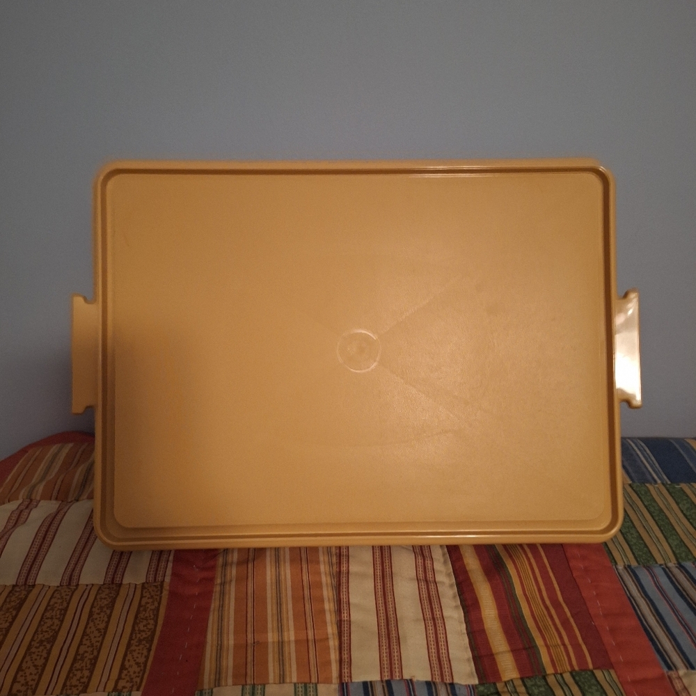Tupperware Vintage Yellow Rectangular 9×13 Cake Carrier